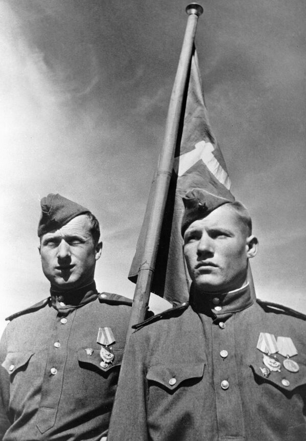 Разведчики 756-го стрелкового полка сержант Михаил Егоров и младший сержант Мелитон Кантария, водрузившие над куполом Рейхстага красное знамя - Sputnik Таджикистан