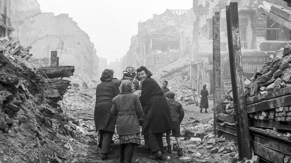Жители Берлина возвращаются домой по заваленной обломками улице, 1945 год - Sputnik Таджикистан