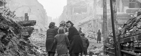 Жители Берлина возвращаются домой по заваленной обломками улице, 1945 год - Sputnik Таджикистан