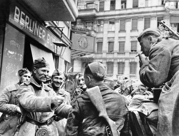 В ходе Берлинской операции Красная армия окружила и ликвидировала самую крупную в истории войн вражескую группировку. Советские солдаты празднуют победу в Берлине, 1945 год - Sputnik Таджикистан