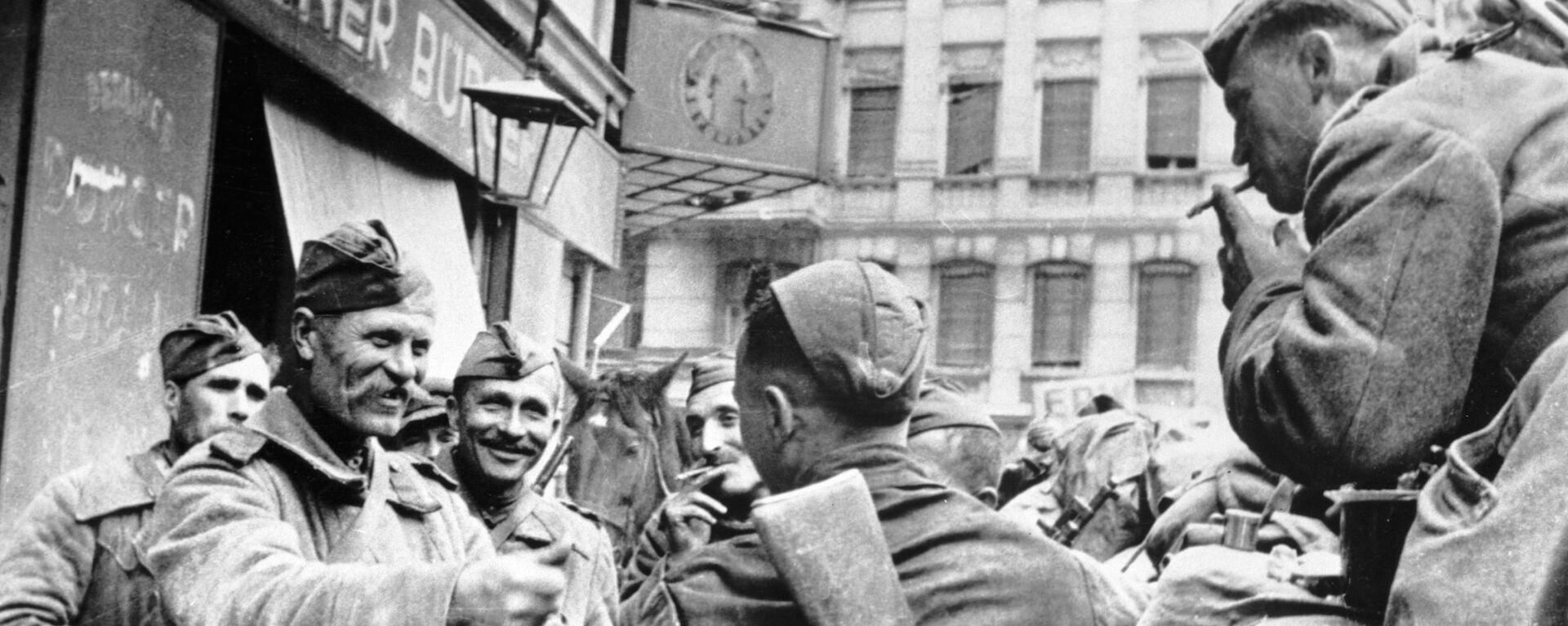 Советские солдаты-освободители празднуют победу в Берлине, 1945 год - Sputnik Тоҷикистон, 1920, 09.05.2021