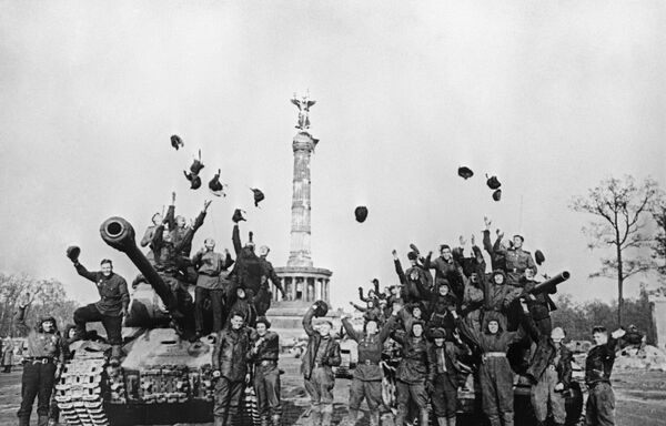 Советские танкисты радуются победе. Берлин, май 1945 года. Репродукция - Sputnik Таджикистан