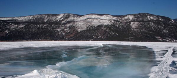 Карантин на Байкале: россиянин укрылся от коронавируса в джипе — видео - Sputnik Таджикистан