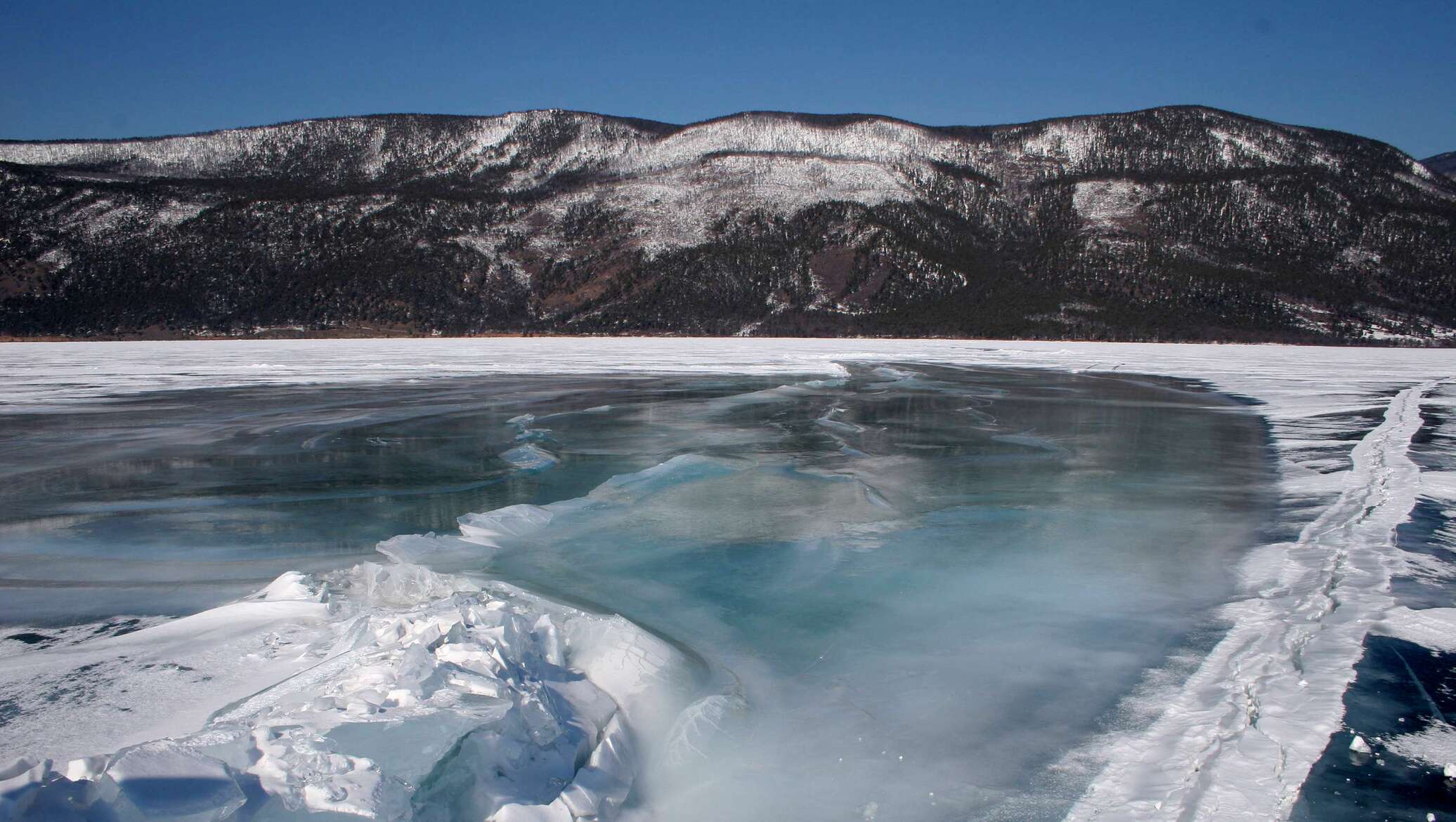 Темные кольца Байкала. Аномалии льда. Озеро Байкал фото под водой.