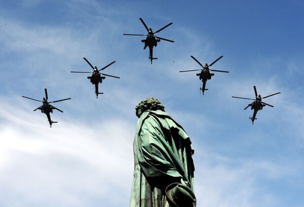 Ударные вертолеты Ми-28H Ночной охотник во время военного парада в Москве - Sputnik Тоҷикистон