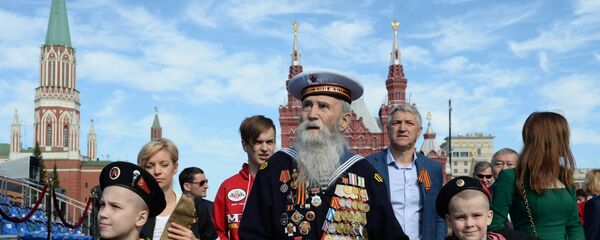 Ветеран с детьми перед началом военного парада в ознаменование 70-летия Победы в Великой Отечественной войне 1941-1945 годов - Sputnik Тоҷикистон