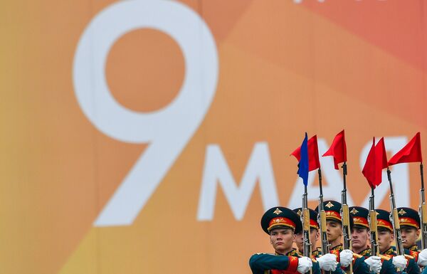 Военнослужащие почетного караула на военном параде на Красной площади - Sputnik Таджикистан