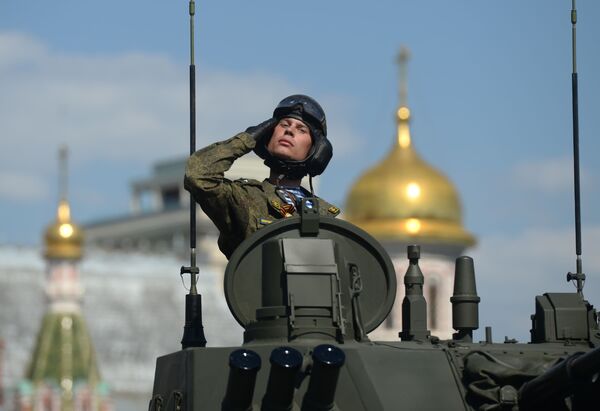 Военнослужащий во время военного парада на Красной площади в честь 71-й годовщины Победы - Sputnik Тоҷикистон