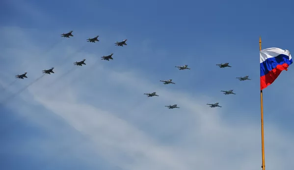 Многоцелевые истребители МиГ-29 и штурмовики Су-25 во время военного парада в ознаменование 70-летия Победы в Великой Отечественной войне 1941-1945 годов Многоцелевые истребители МиГ-29 и штурмовики Су-25 во время военного парада в ознаменование 70-летия Победы в Великой Отечественной войне 1941-1945 годов - Sputnik Тоҷикистон