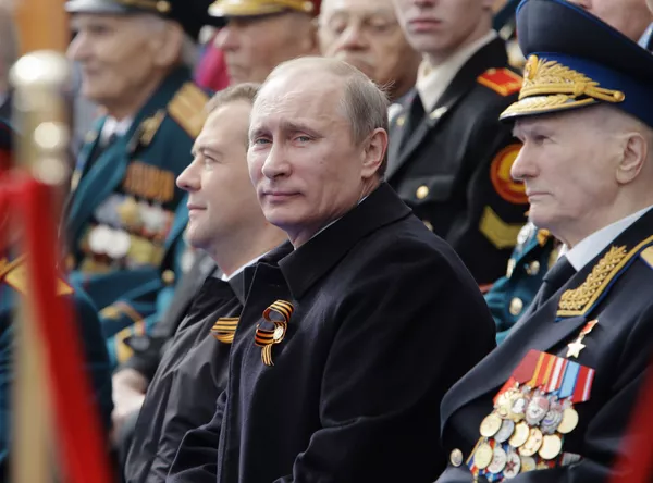 Президент РФ Дмитрий Медведев и председатель правительства РФ Владимир Путин на Красной площади на военном параде Президент РФ Дмитрий Медведев и председатель правительства РФ Владимир Путин на Красной площади на военном параде - Sputnik Тоҷикистон