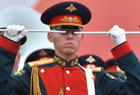 Барабанщик военного оркестра Национальной гвардии России во время парада Победы на Красной площади в Москве - Sputnik Тоҷикистон