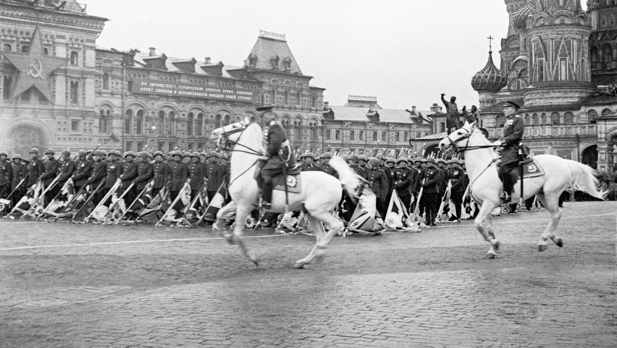 1 июня 1945 г. Жуков на параде Победы 1945. Маршал Жуков на параде Победы 1945. Жуков и Рокоссовский на параде Победы 1945.