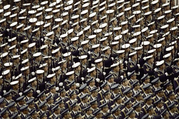 Военный парад на Красной площади, посвященный 40-летию Победы советского народа в Великой Отечественной войне, 1985 год - Sputnik Таджикистан