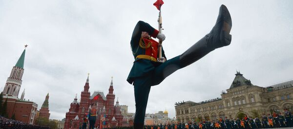 Военнослужащие на военном параде, посвященном 72-й годовщине Победы в Великой Отечественной войне - Sputnik Таджикистан