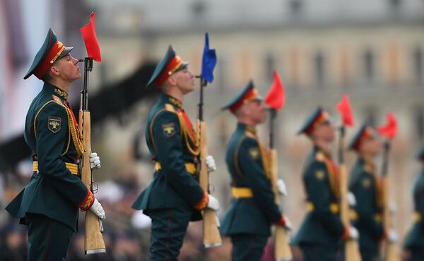 Военнослужащие президентского полка на военном параде на Красной площади в Москве - Sputnik Таджикистан