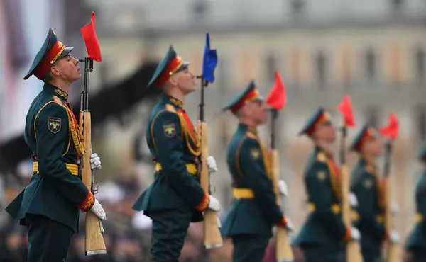 Военнослужащие президентского полка на военном параде на Красной площади в Москве Военнослужащие президентского полка на военном параде на Красной площади в Москве - Sputnik Тоҷикистон
