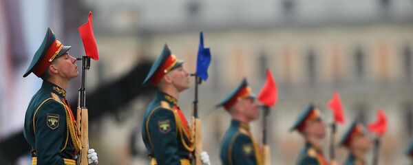 Военнослужащие президентского полка на военном параде на Красной площади в Москве Военнослужащие президентского полка на военном параде на Красной площади в Москве - Sputnik Тоҷикистон