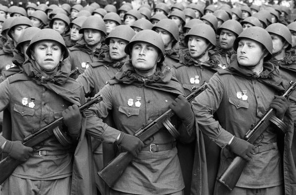 Советские солдаты, одетые в форму времен Великой Отечественной войны - Sputnik Таджикистан