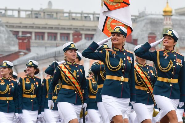Военнослужащие во время парада на Красной площади - Sputnik Тоҷикистон