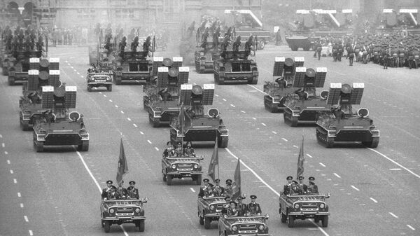 Военный парад на Красной площади, посвященный 40-летию Победы советского народа в Великой Отечественной войне 1941-1945 годов - Sputnik Таджикистан