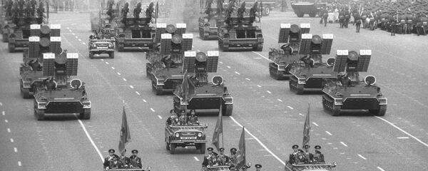 Военный парад на Красной площади, посвященный 40-летию Победы советского народа в Великой Отечественной войне 1941-1945 годов - Sputnik Таджикистан
