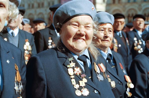 Ветераны Великой Отечественной войны во время парада на Красной площади в Москве - Sputnik Таджикистан