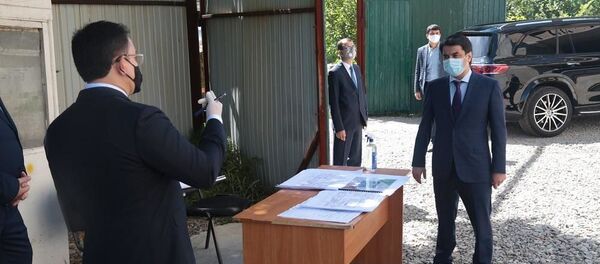 Рустами Эмомалӣ, раиси Душанбе ҳангоми боздид аз беморхонаҳо барои гирифторони коронавирус - Sputnik Тоҷикистон