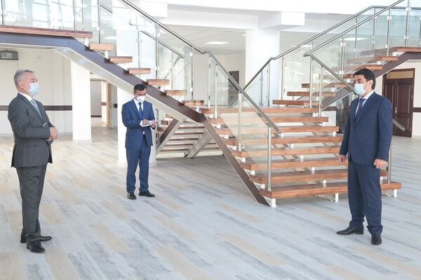 Рустами Эмомалӣ бо ниқобу риояи фосила ба беморхонаҳо рафт- аксҳо - Sputnik Тоҷикистон