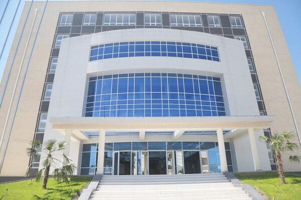 Рустами Эмомалӣ бо ниқобу риояи фосила ба беморхонаҳо рафт- аксҳо - Sputnik Тоҷикистон