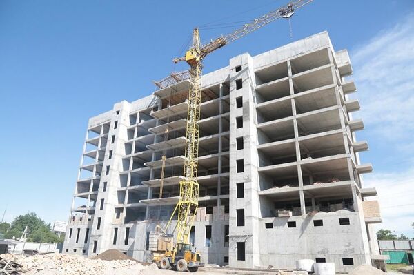 Рустами Эмомалӣ бо ниқобу риояи фосила ба беморхонаҳо рафт- аксҳо - Sputnik Тоҷикистон