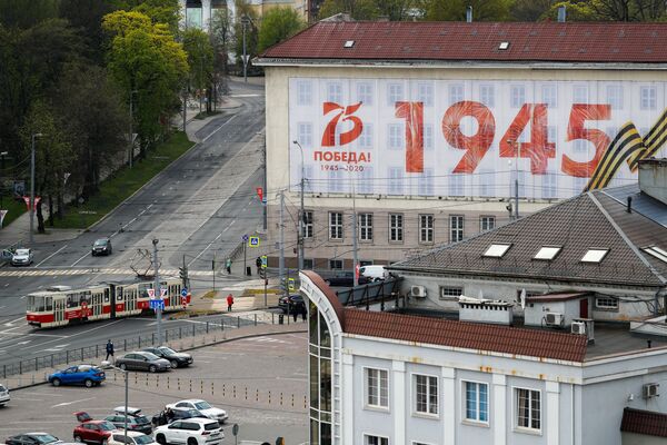 Баннер, посвященный празднованию 75-летия победы в Великой Отечественной войне, на здании городской администрации в Калининграде - Sputnik Таджикистан