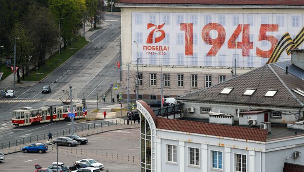 Баннер, посвященный празднованию 75-летия победы в Великой Отечественной войне, на здании городской администрации в Калининграде - Sputnik Тоҷикистон