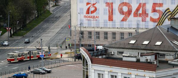 Баннер, посвященный празднованию 75-летия победы в Великой Отечественной войне, на здании городской администрации в Калининграде - Sputnik Тоҷикистон