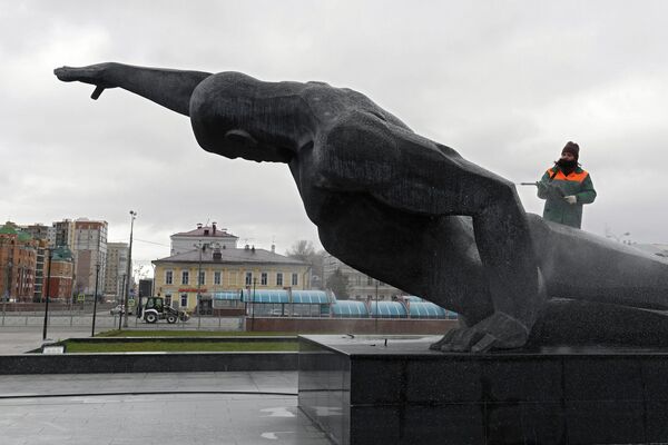 Мойка памятника погибшему солдату на площади перед Парком культуры и отдыха имени Горького в Казани - Sputnik Таджикистан