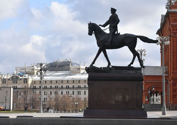 Памятник маршалу Жукову на Манежной площади в Москве после реставрации - Sputnik Таджикистан