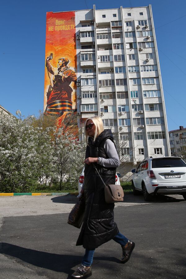 Граффити на фасаде жилого дома, посвященное 75-й годовщине победы в Великой Отечественной войне, в Новороссийске - Sputnik Таджикистан