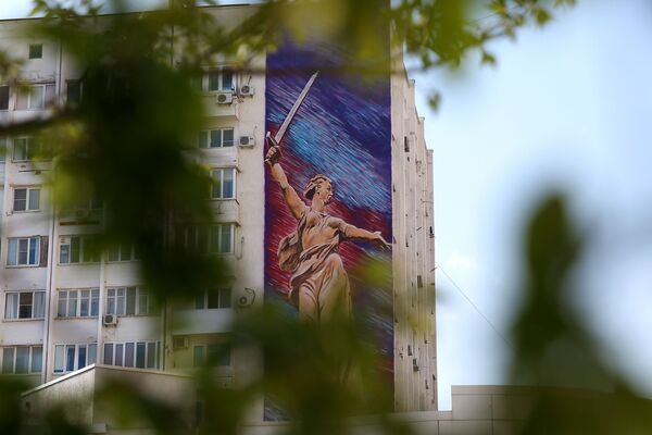 Граффити Родина Мать на фасаде дома в Новороссийске - Sputnik Таджикистан