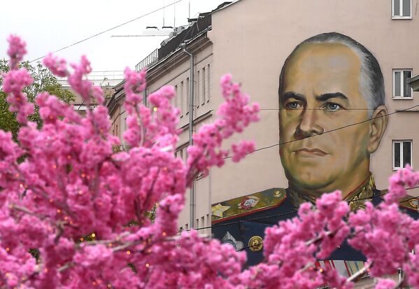 Граффити с изображением маршала Георгия Жукова на улице Старый Арбат в Москве - Sputnik Таджикистан