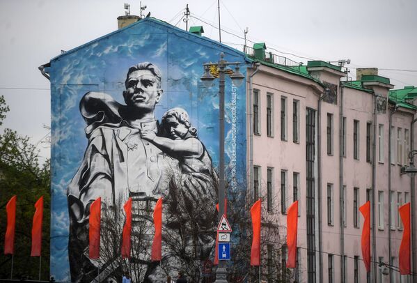 Граффити «Воин-освободитель» на одном из домов Кремлевской набережной в Москве - Sputnik Таджикистан