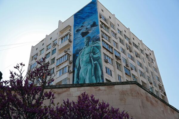 Граффити ко Дню Победы на фасаде дома в Новороссийске - Sputnik Таджикистан