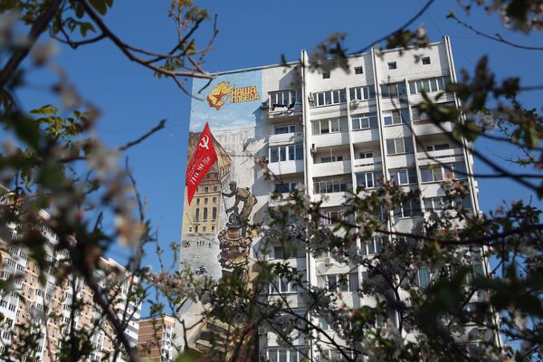Граффити ко Дню Победы на фасаде дома в Новороссийске - Sputnik Таджикистан