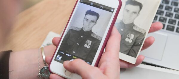 Жительница Москвы заполняет заявку для участия в акции Бессмертный полк онлайн - Sputnik Тоҷикистон