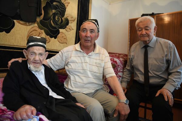 Прошел от Сталинграда до Берлина: история 112-летнего Атакула Бустанова Прошел от Сталинграда до Берлина: история 112-летнего Атакула Бустанова - Sputnik Таджикистан