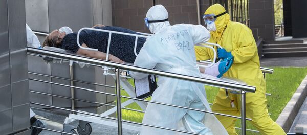 Медики транспортируют пациента с подозрением на коронавирусную инфекцию  - Sputnik Тоҷикистон