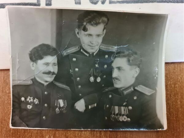 Герой СССР Борис Шмелев, офицер школы МВД, в кругу друзей 1948 - 1952 год. Герой СССР Борис Шмелев, офицер школы МВД, в кругу друзей 1948 - 1952 год. - Sputnik Таджикистан