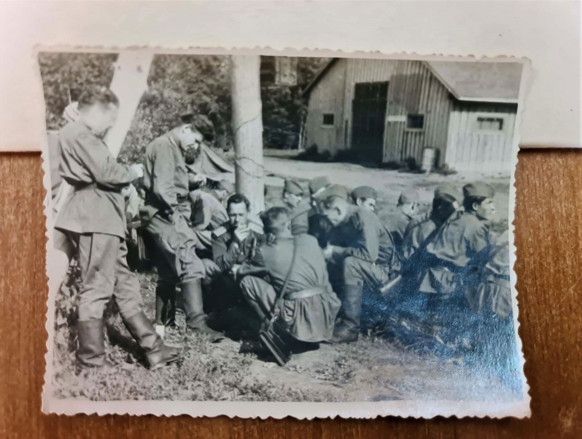 Герой СССР Борис Шмелев, офицер школы МВД, в кругу друзей 1948 - 1952 год. - Sputnik Таджикистан, 1920, 06.05.2026