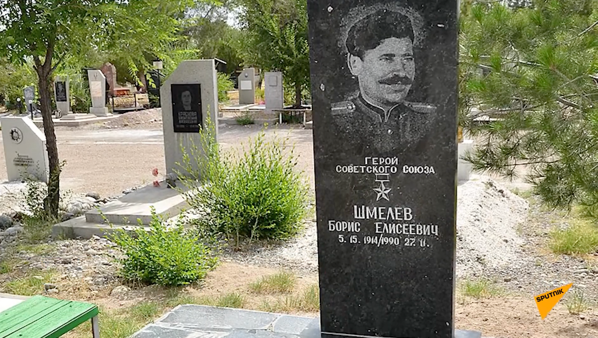 Таджики герои советского союза. Могила таджикский. Кладбище в Таджикистане. Могилы в Таджикистане.