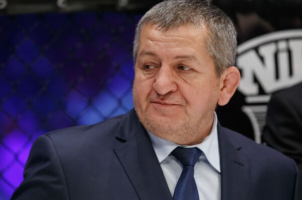 Заслуженный тренер России, старший тренер сборной команды республики Дагестан по боевому самбо, чемпион Украины по дзюдо и самбо Абдулманап Нурмагомедов Заслуженный тренер России, старший тренер сборной команды республики Дагестан по боевому самбо, чемпион Украины по дзюдо и самбо Абдулманап Нурмагомедов - Sputnik Таджикистан