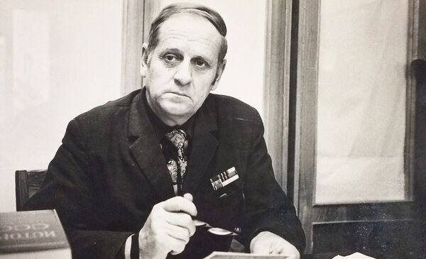 Александр Секретов во время работы в Академии наук Таджикистана - Sputnik Таджикистан