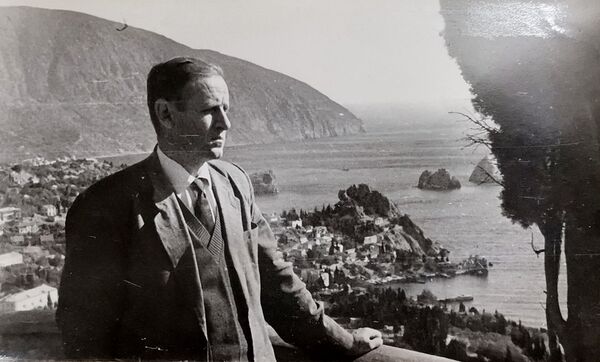 Александр Секретов позирует на фоне природы Таджикистана - Sputnik Таджикистан